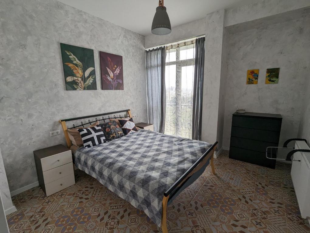 1 dormitorio con cama y ventana en Sphera Bagebi Apartment en Tiflis
