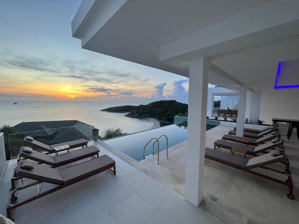 een villa met uitzicht op de oceaan vanuit een huis bij The Beach Residence in Koh Samui 