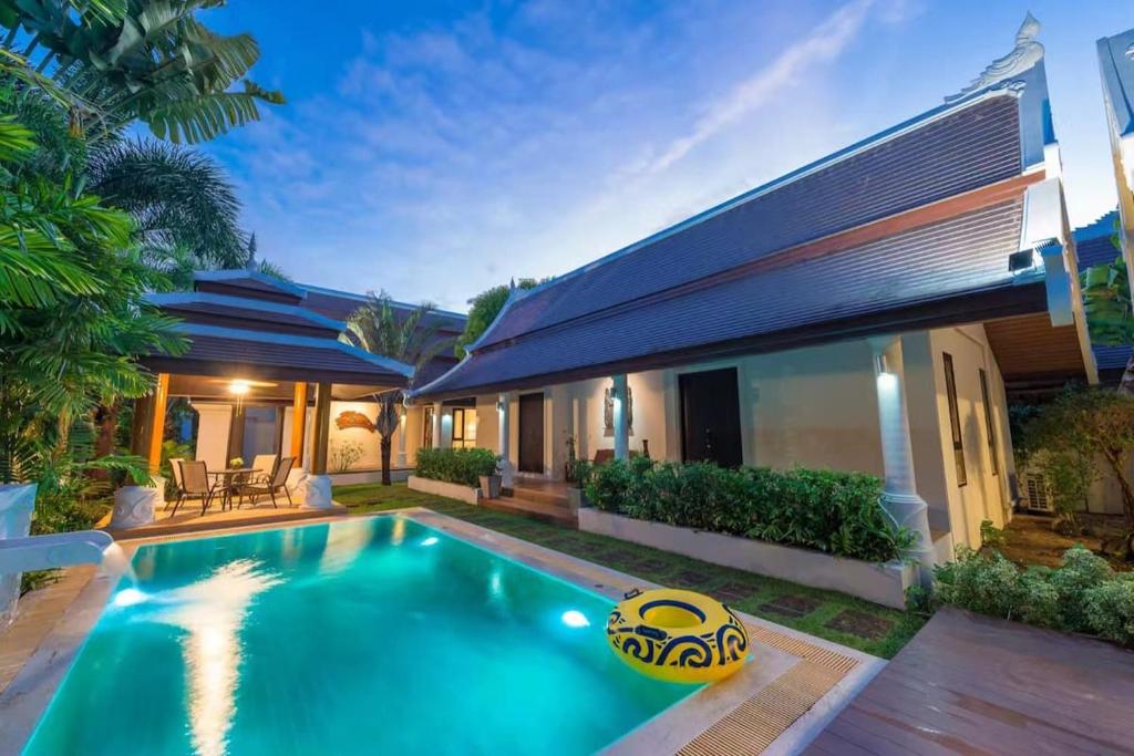 - une piscine dans l'arrière-cour d'une maison dans l'établissement Villa BangKao 3Br Pool & Walk to Beach, à Nathon Bay