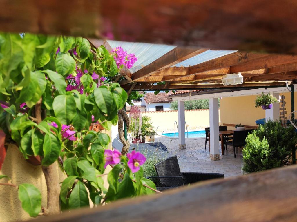 Basen w obiekcie Holiday Home "Mala kuća " with heated pool lub w pobliżu