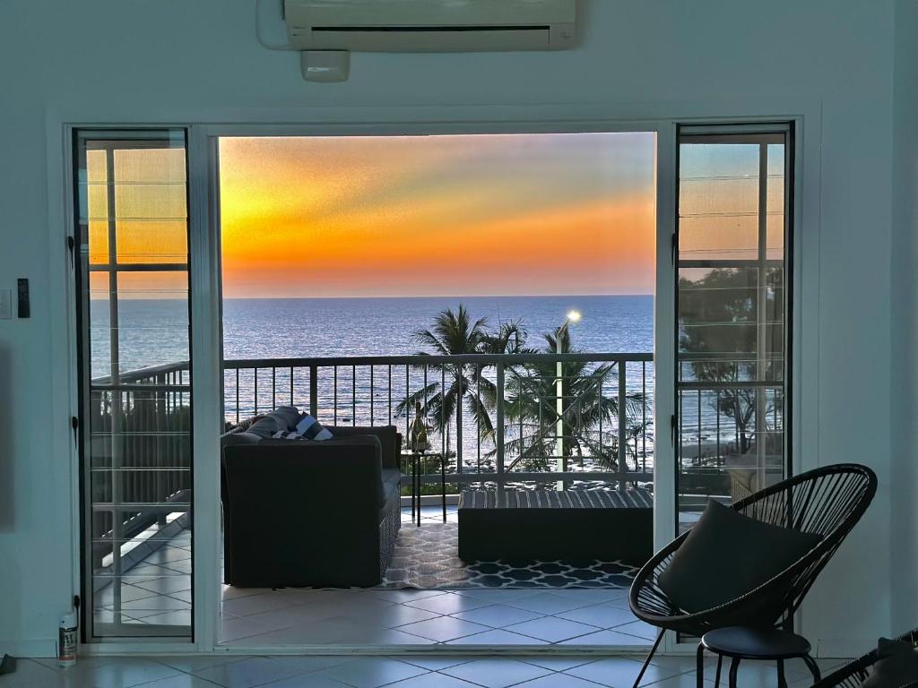 ein Wohnzimmer mit Meerblick in der Unterkunft Welcome Homestay Gurambai in Darwin