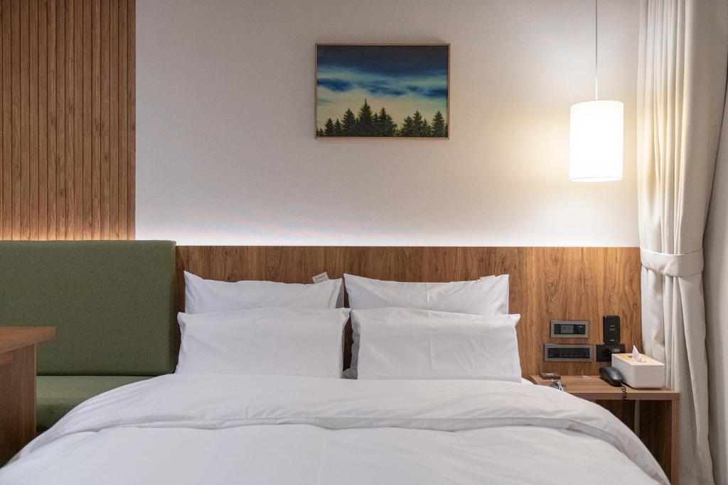 Postel nebo postele na pokoji v ubytování Simjak Hotel by Aank