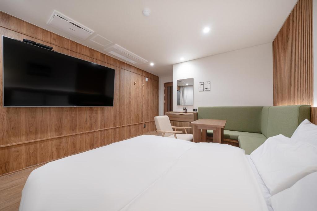 TV a/nebo společenská místnost v ubytování Simjak Hotel by Aank
