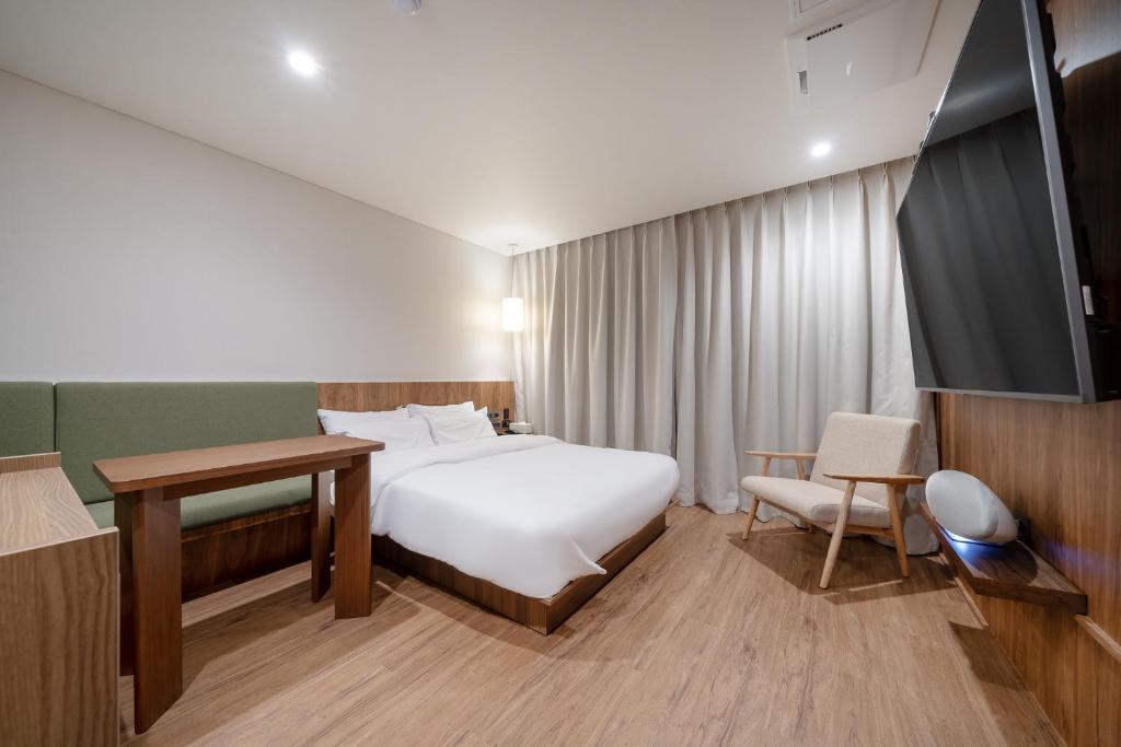 Postel nebo postele na pokoji v ubytování Simjak Hotel by Aank