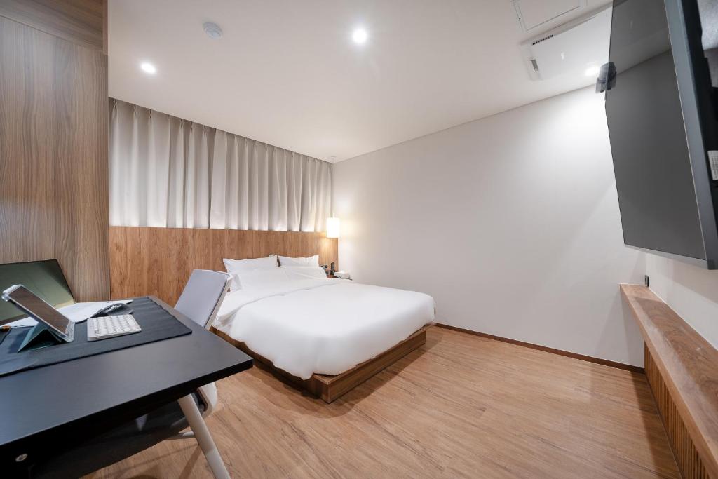 Postel nebo postele na pokoji v ubytování Simjak Hotel by Aank