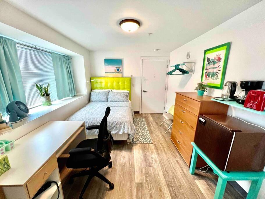 um quarto com uma cama, uma secretária e uma cadeira em Micro Studio Apartment in University District- 10 Minutes walk to UW em Seattle