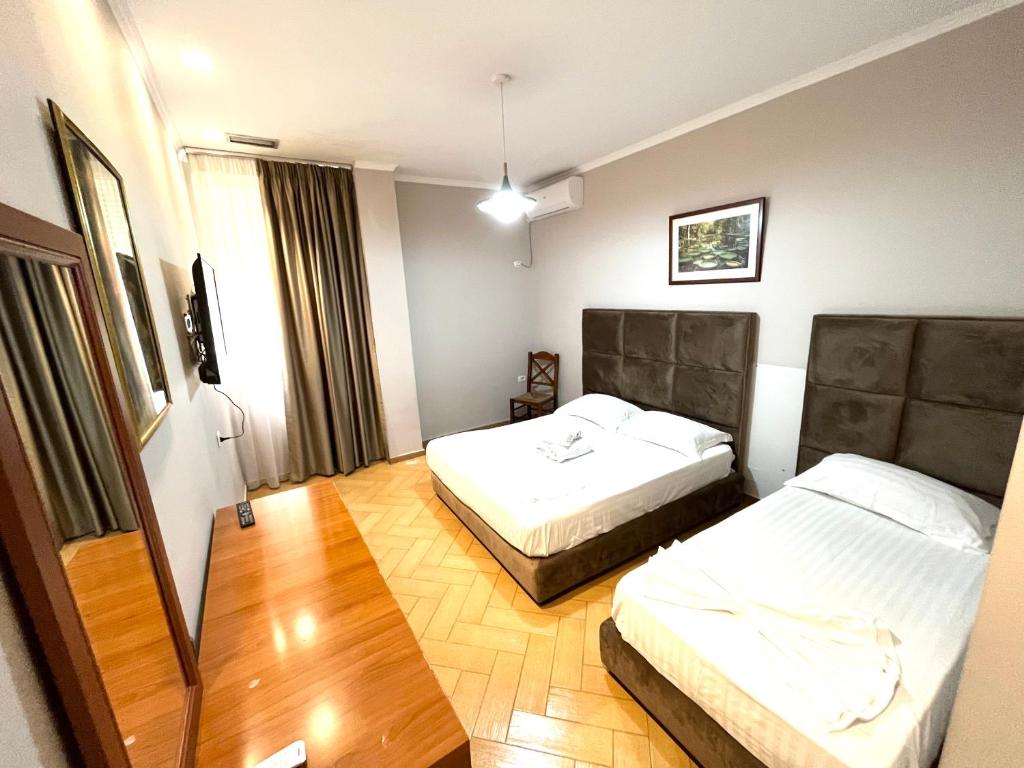 Postel nebo postele na pokoji v ubytování HOTEL NOBEL CENTER