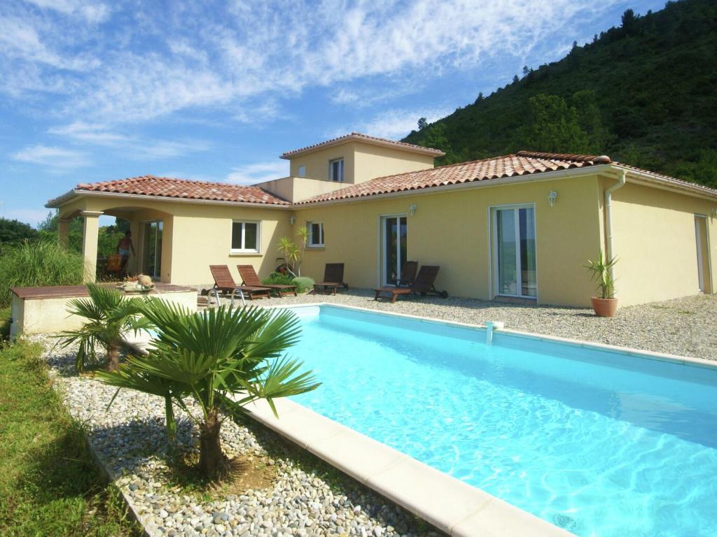 een villa met een zwembad voor een huis bij Mesmerising villa in Les Vans with private pool in Les Vans
