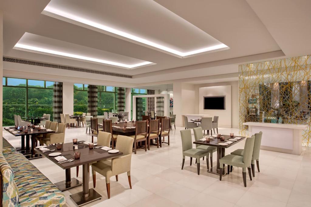 TV a/nebo společenská místnost v ubytování Le Meridien Gurgaon, Delhi NCR