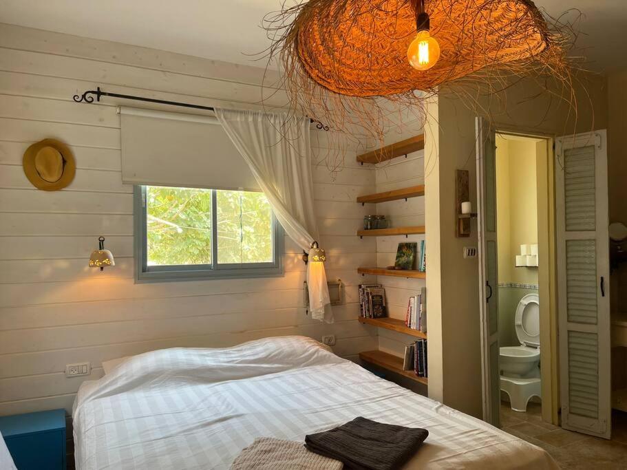 Un pat sau paturi într-o cameră la wooden witch hut by the river