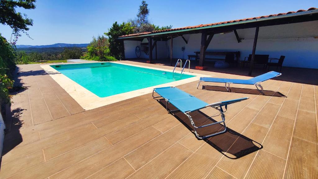 una piscina con 2 tumbonas y una piscina en Quinta Da Lameira - Pero Viseu Central Portugal, en Pêro Viseu