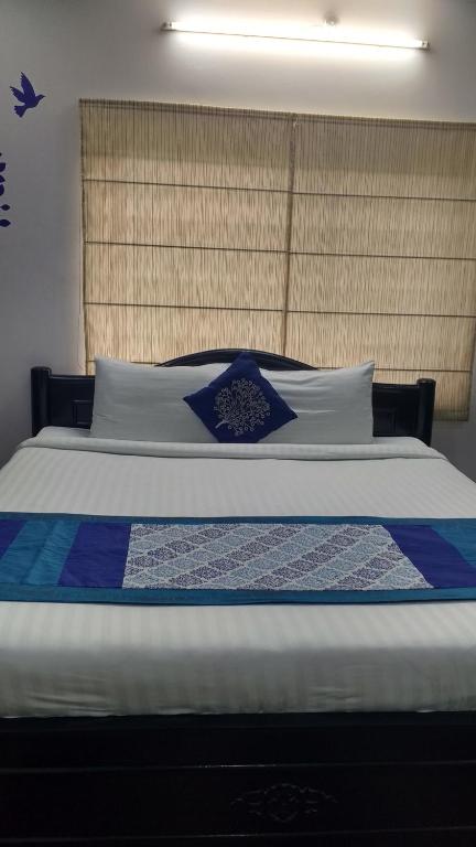 Postel nebo postele na pokoji v ubytování Hitech Shilparamam Guest House
