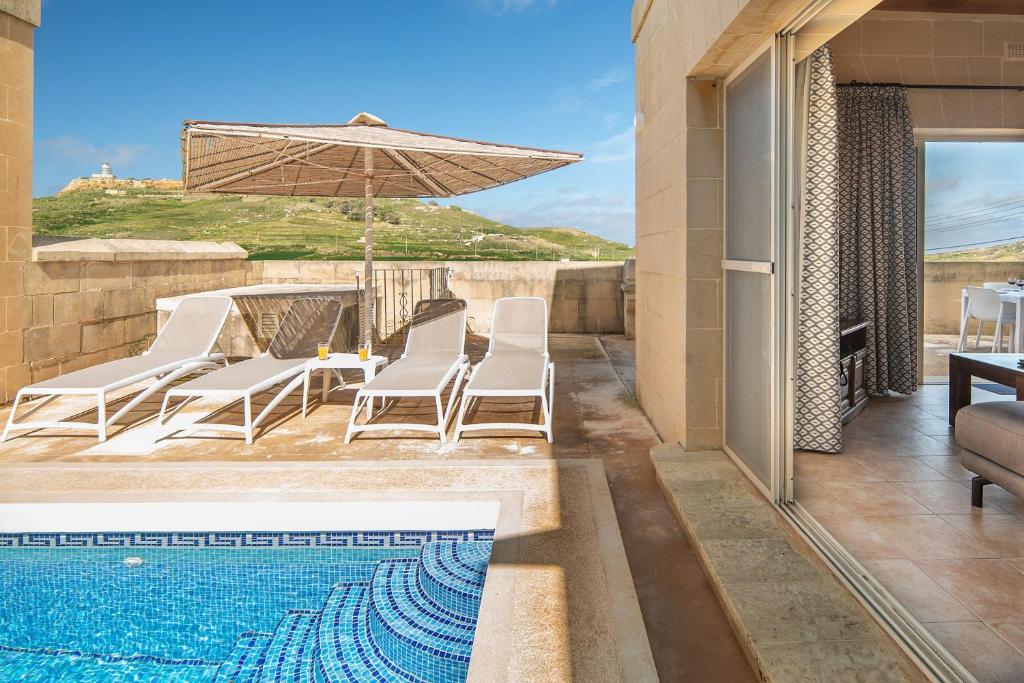 Bazén v ubytování Rebekah Holiday Home nebo v jeho okolí
