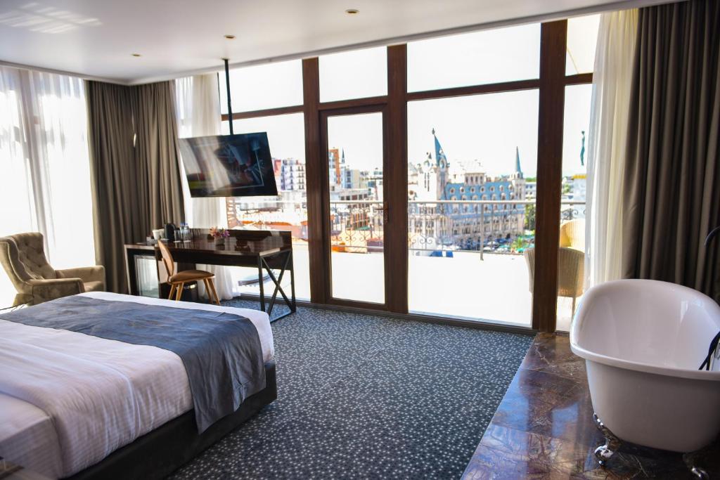 Postel nebo postele na pokoji v ubytování Hotel Monarch