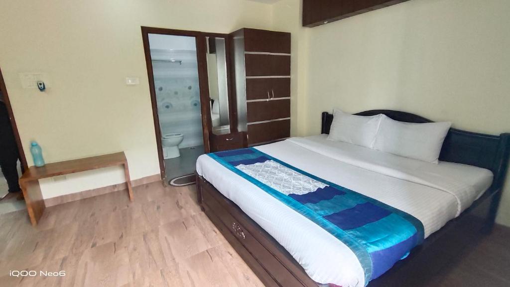 Postel nebo postele na pokoji v ubytování Hitech Shilparamam Guest House
