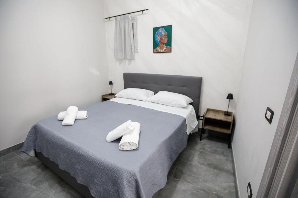 Un dormitorio con una cama con toallas blancas. en MG House_2, en Nápoles