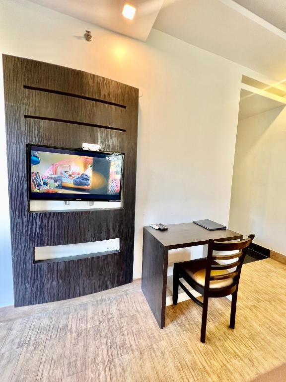 TV o dispositivi per l'intrattenimento presso Sea Hawk - Luxury Hill Resort 4 mins from Bhimtal Lake