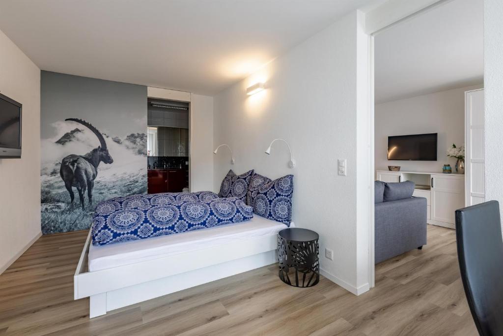 a bedroom with a bed and a living room at Alexandra 513 in Arosa