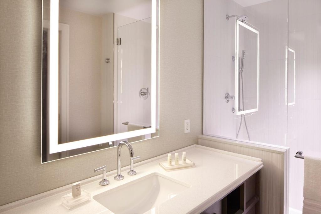 Hotel Indigo Atlanta Downtown by IHG - King Room - Hearing Accessible - Non-Smoking