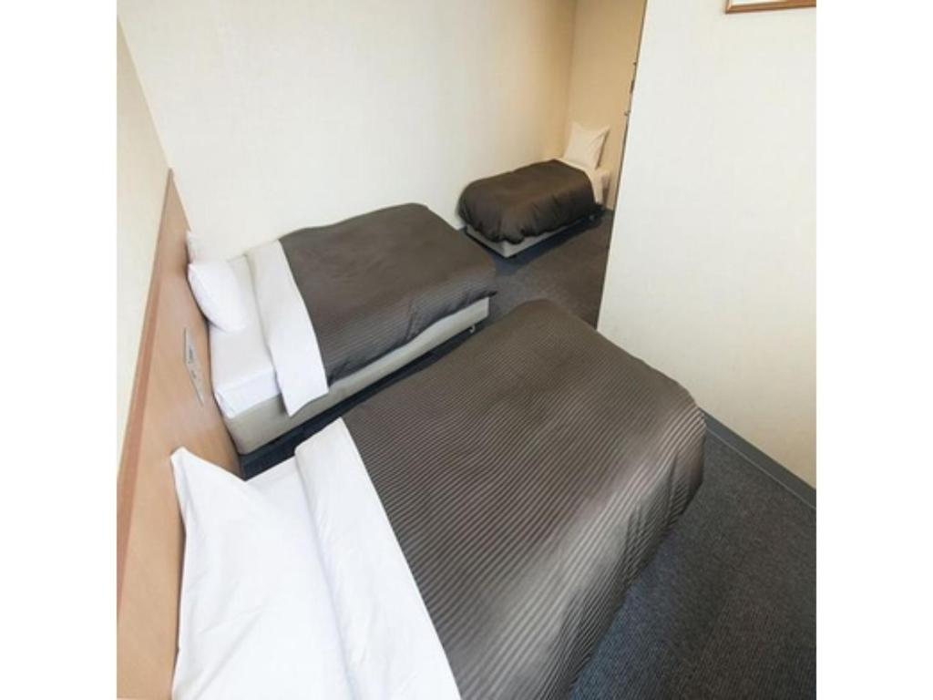 IrifunechōにあるHotel Axia Inn Kushiro - Vacation STAY 67240vの小さな部屋 ベッド2台付