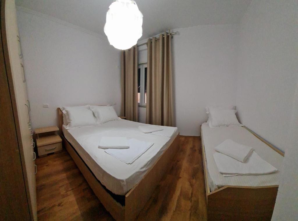 Ένα ή περισσότερα κρεβάτια σε δωμάτιο στο Plepa Durrës Beach