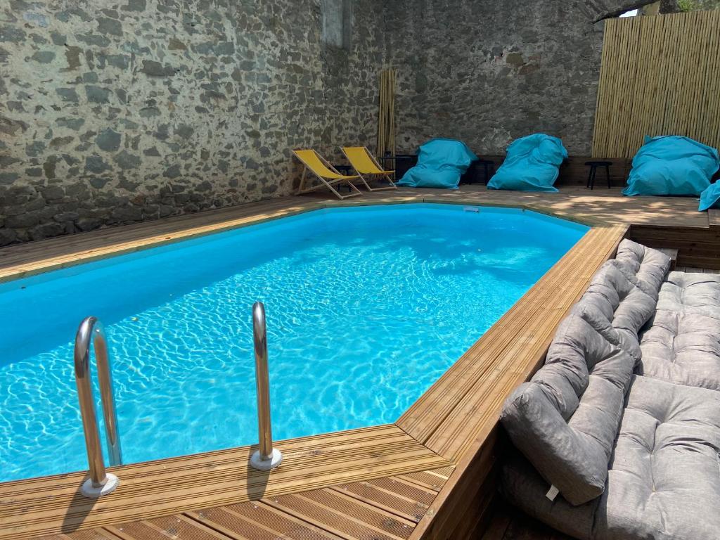 duży basen z niebieską wodą w pokoju w obiekcie T4 bord canal du midi, piscine w mieście Homps