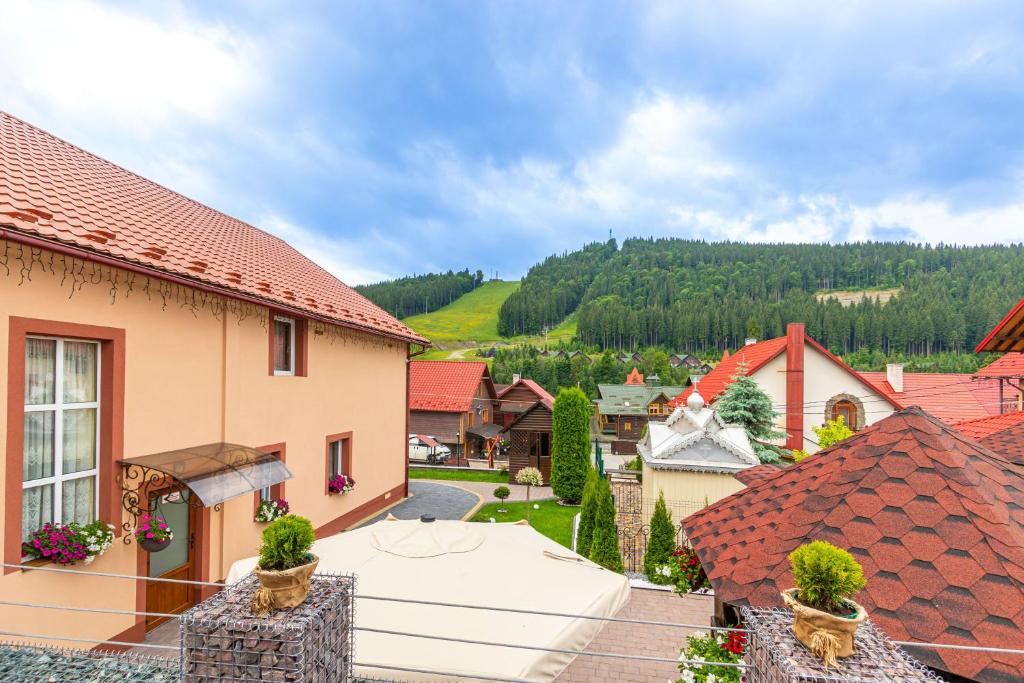 een uitzicht vanaf het dak van een huis bij Spark in Boekovel