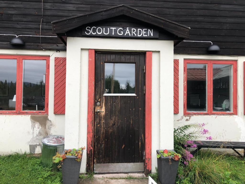 a building with a door and a sign that reads south garden at Fjällgården Grövelsjön Vandrarhemsrum Salsfjället in Idre