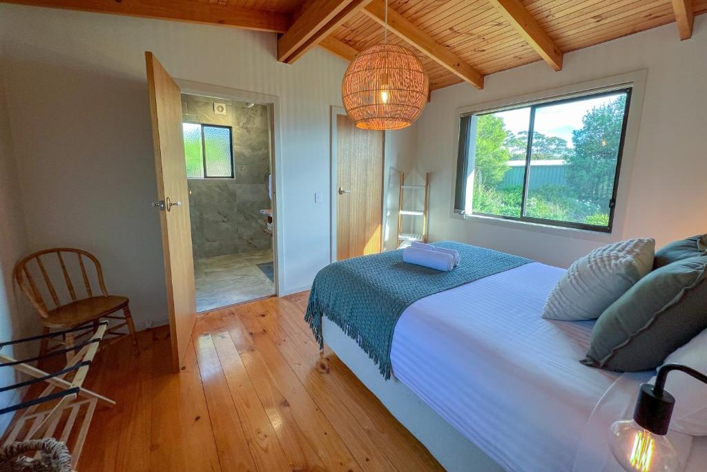 Postel nebo postele na pokoji v ubytování HEXAGON BEACH HOUSE Binalong Bay of Fires Views