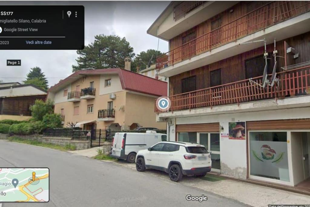 une voiture blanche garée devant un bâtiment dans l'établissement Appartamentino, à Camigliatello Silano