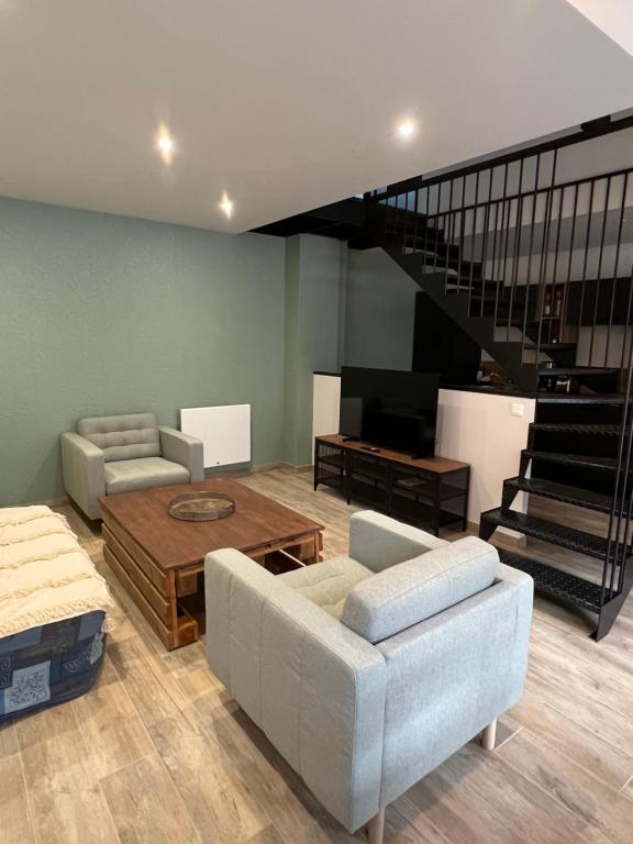 - un salon avec deux canapés et un escalier dans l'établissement La Manufacture du Sable, à Berck-sur-Mer