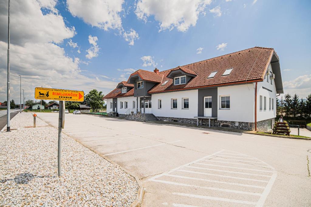 ein Straßenschild vor einem Haus in der Unterkunft Apartment Rimljanček in Leskovec pri Krškem