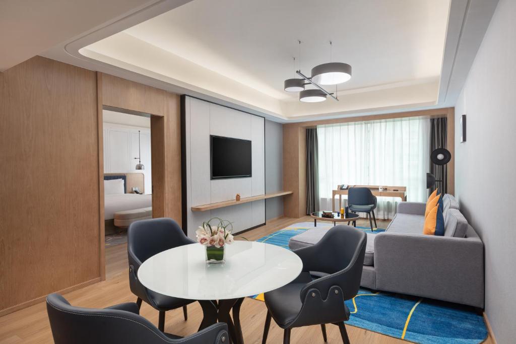 TV a/nebo společenská místnost v ubytování voco Guangzhou Shifu by IHG