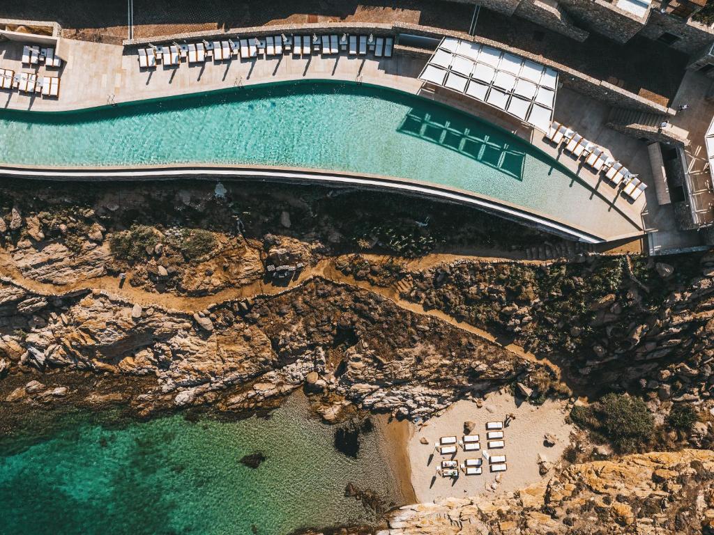 Bazén v ubytovaní Cali Mykonos alebo v jeho blízkosti