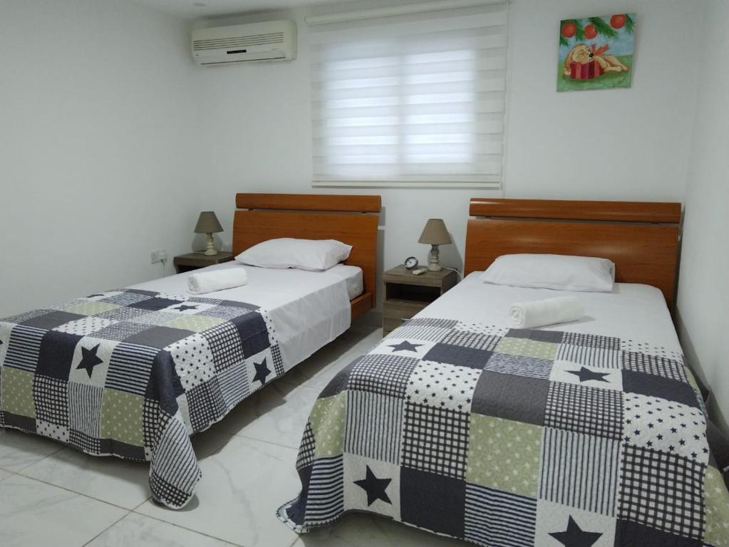 - 2 lits installés l'un à côté de l'autre dans une chambre dans l'établissement Seafront - 2 bedroom Modern, à Limassol
