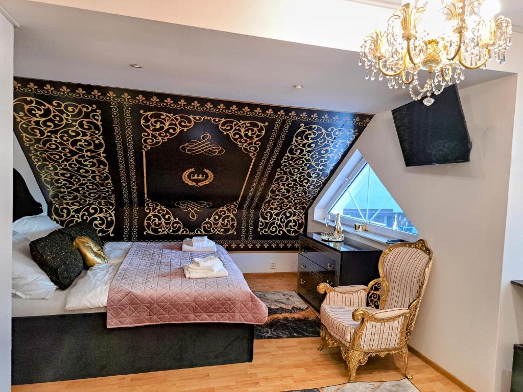 Schlafzimmer mit einem Bett und einem Kronleuchter in der Unterkunft Meduza Wellness Spa in Hlohovec
