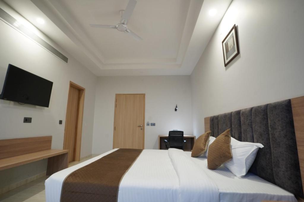 Postel nebo postele na pokoji v ubytování Hotel Krishna Inn