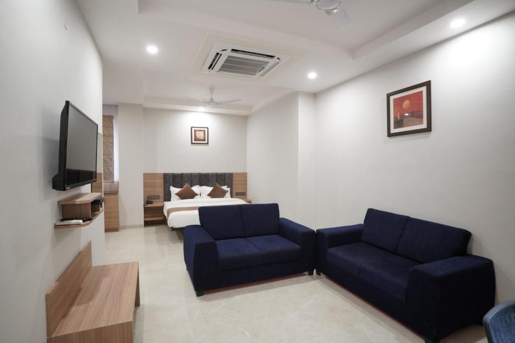 TV a/nebo společenská místnost v ubytování Hotel Krishna Inn