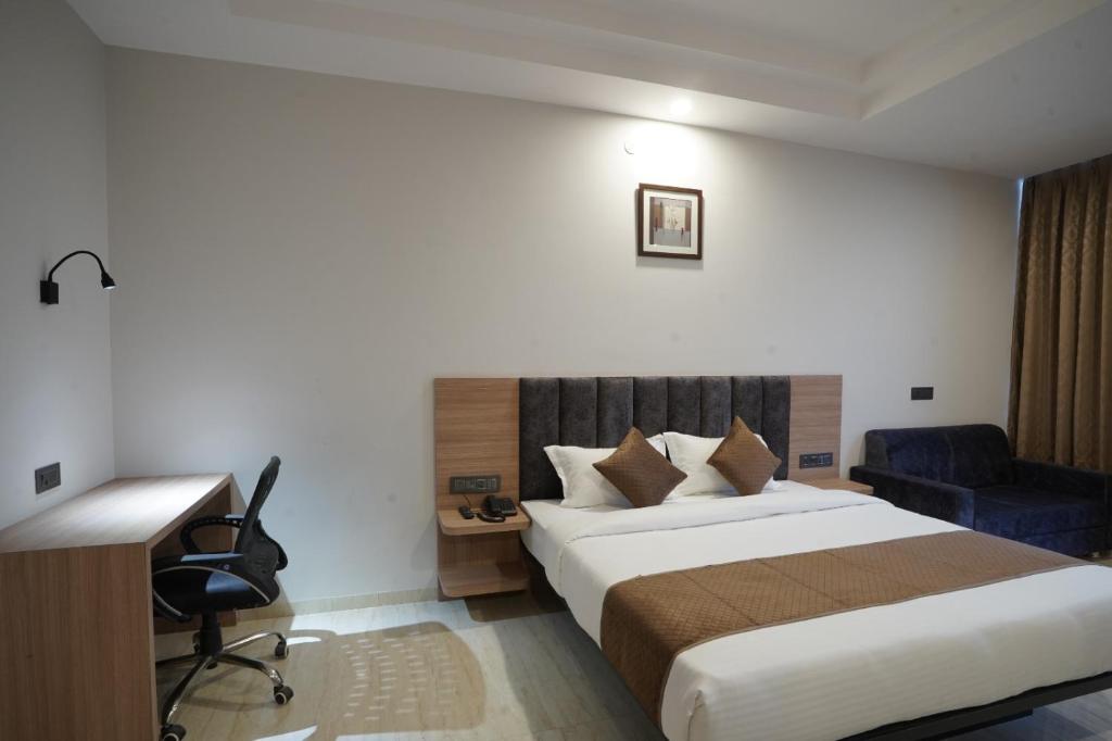 Postel nebo postele na pokoji v ubytování Hotel Krishna Inn