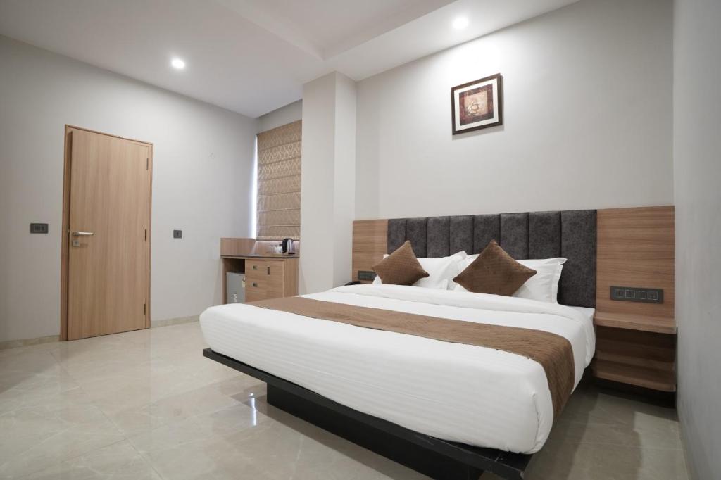 Postel nebo postele na pokoji v ubytování Hotel Krishna Inn