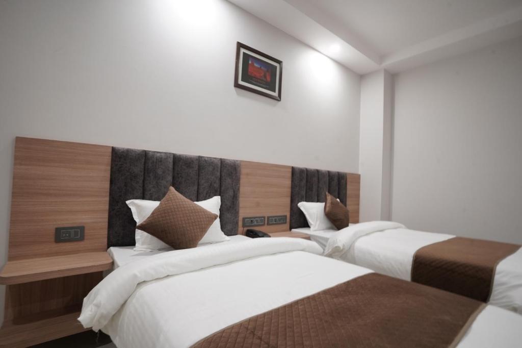 Postel nebo postele na pokoji v ubytování Hotel Krishna Inn