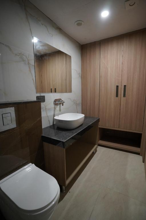 Koupelna v ubytování Hotel Krishna Inn