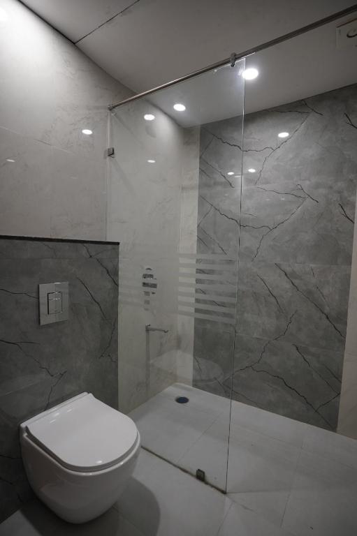 Koupelna v ubytování Hotel Krishna Inn