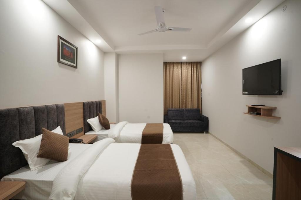 Postel nebo postele na pokoji v ubytování Hotel Krishna Inn