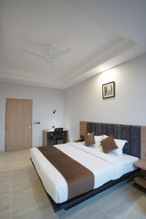 Postel nebo postele na pokoji v ubytování Hotel Krishna Inn