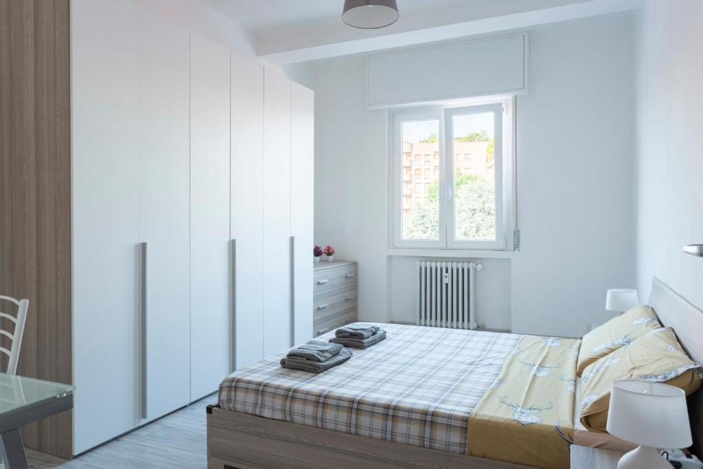 Large Suite Home Milan - Duomo tesisinde bir odada yatak veya yataklar