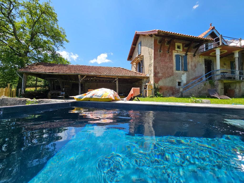 a swimming pool in front of a house at Faites le plein de nature ! in Arbon