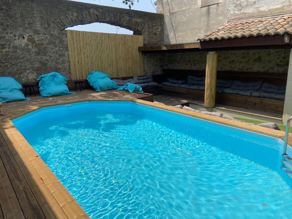 una piscina en medio de un patio en T3 bis bord du canal du midi piscine, en Homps