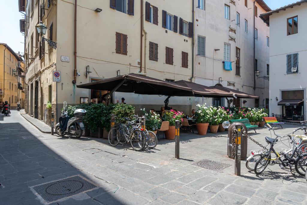 フィレンツェにあるPonte Vecchio Suiteの市道に停められた自転車