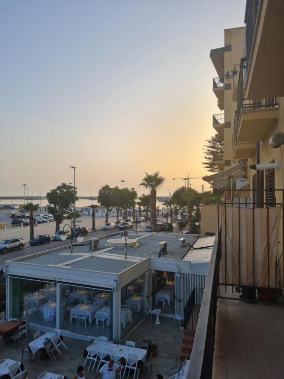 een uitzicht op een gebouw met tafels en stoelen bij Casa Vacanze Preziosa in Mazara del Vallo